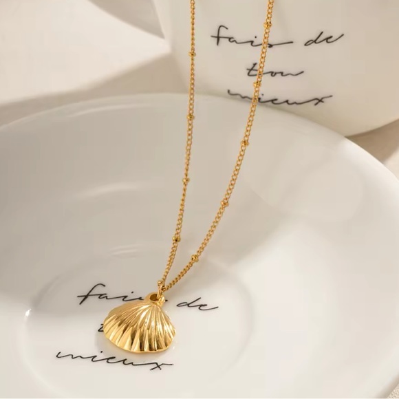 ◾️18K Gold Plated Scallop SeaShell Pendant Necklace - Picture 3 of 8